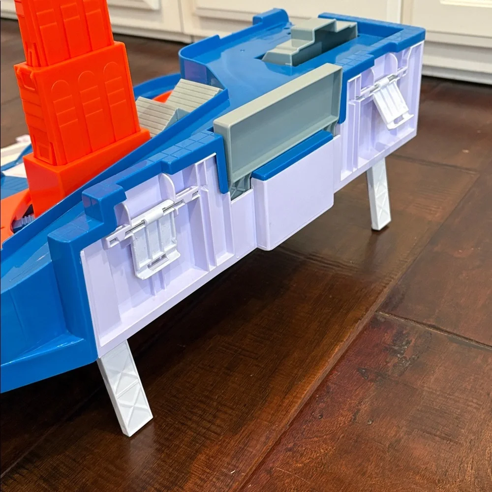 Hot Wheels Car Wash and Service Station Center PlaySet Mattel